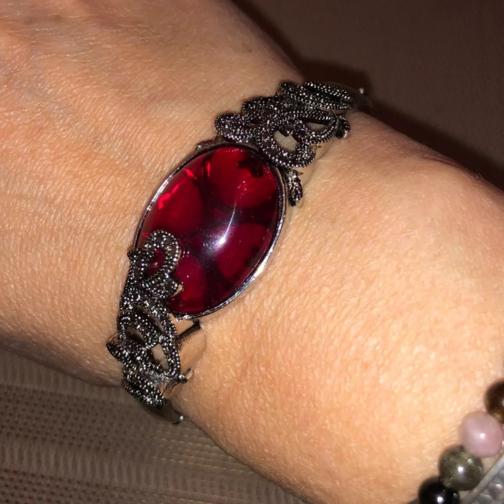 Fashion bracelet. Garnet colour crystal. Bangle. Silver tone